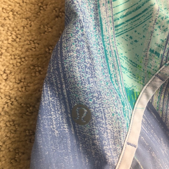 Lululemon shorts size 4 - Picture 3 of 4